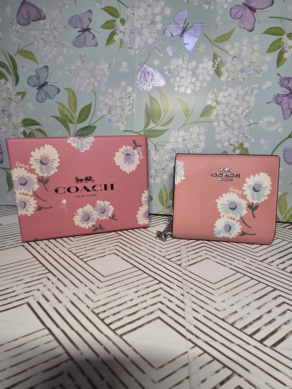 Coach Bubblegum Pink Daisy Snap Wallet Like New Boxed